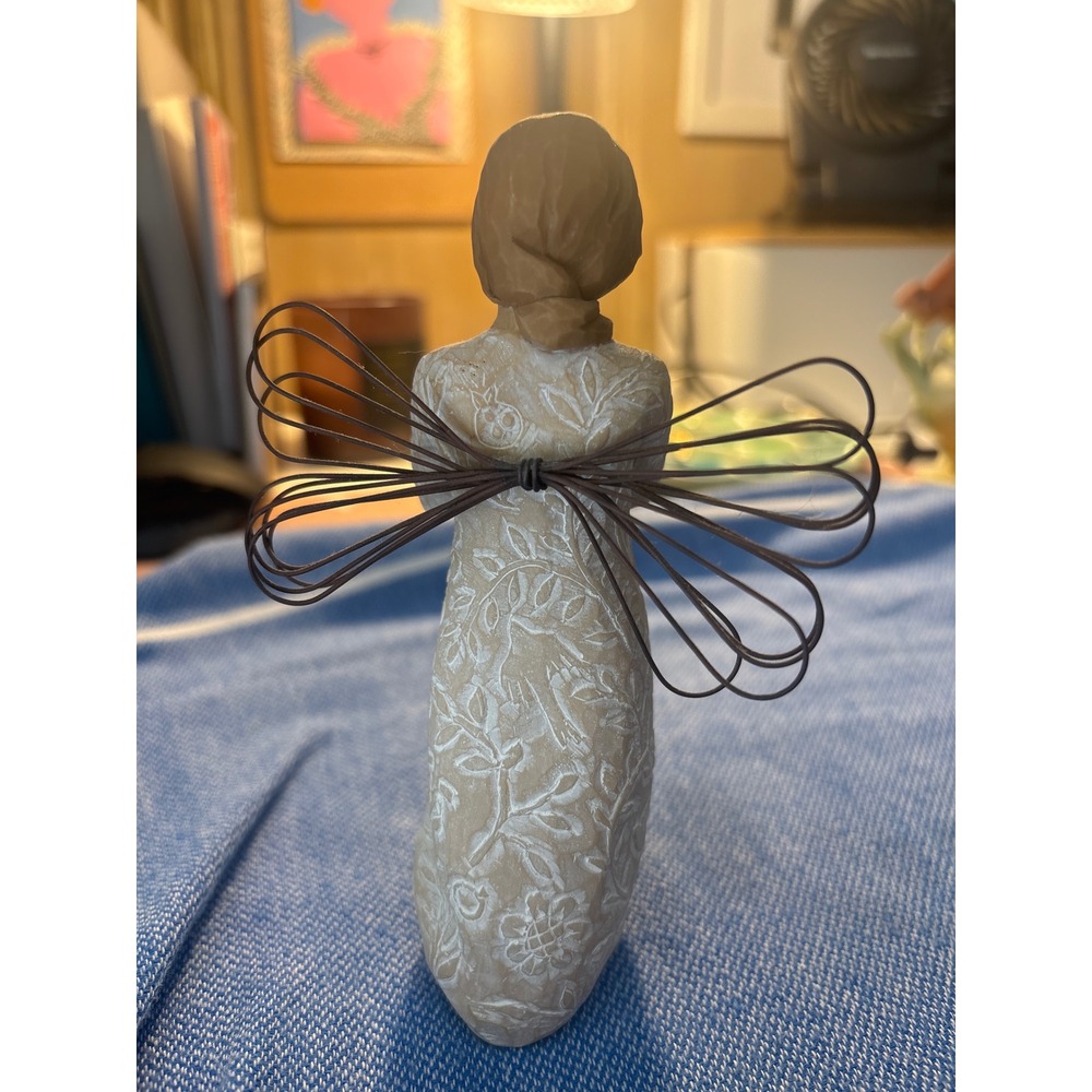 Willow Tree Remembrance Angel Figurine Susan Lordi DEMDACO Gold Heart 2010 26247 - Picture 2 of 3